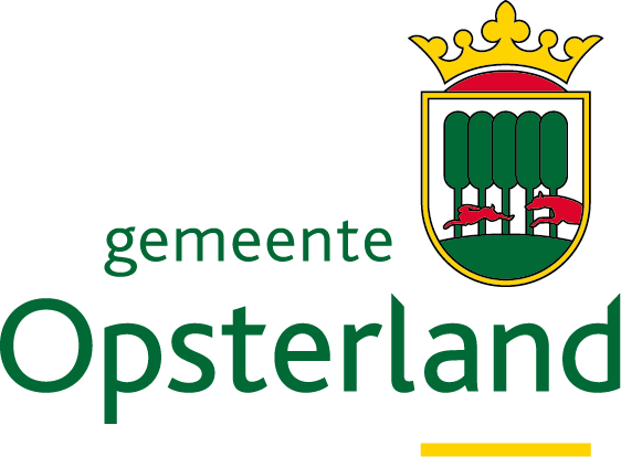 Gemeentewapen van Opsterland met vijf groene bomen en twee rode dieren onder een gouden kroon.